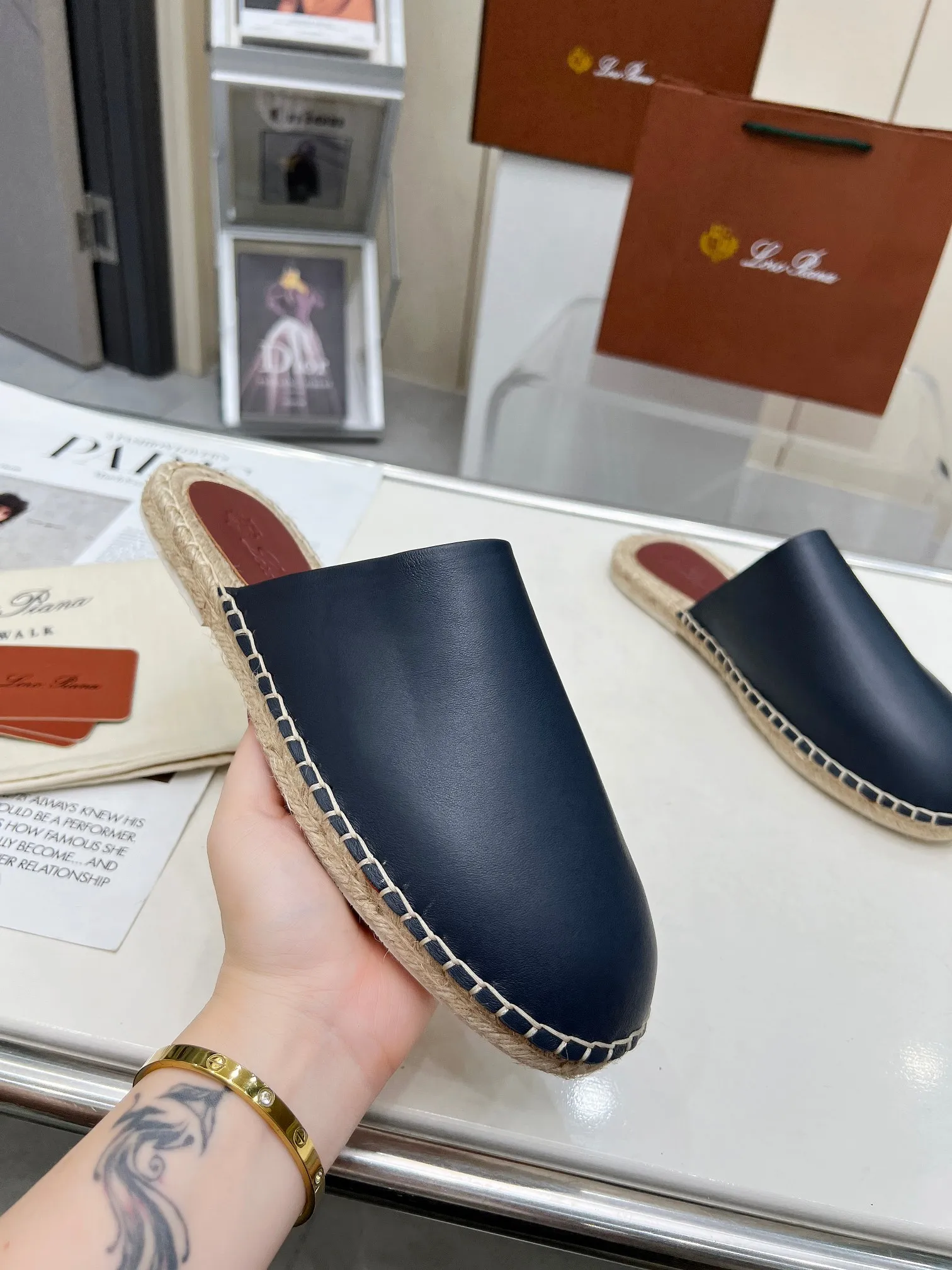 Men's men's shoes 💰520 🧚‍♂️.Loro Piana*👉Top genuine high-end fisherman's shoes and half-drag style👉Buy the original 1:1 copy💯💯💯 Founded the existing Loro Piana company on April 24, 1924. It is now the sixth generation of family business, providing high-quality products to customers who are discerning about taste and quality. ❤️Imported calfskin fabric. The lining is made of A-grade sweat-absorbent and breathable lining. 💯💯💯 Purely handmade. 💯Authentic packaging. Original one-to-one molded outsole. The favorite sandals of Middle Eastern tycoons. Code number: 39-46.